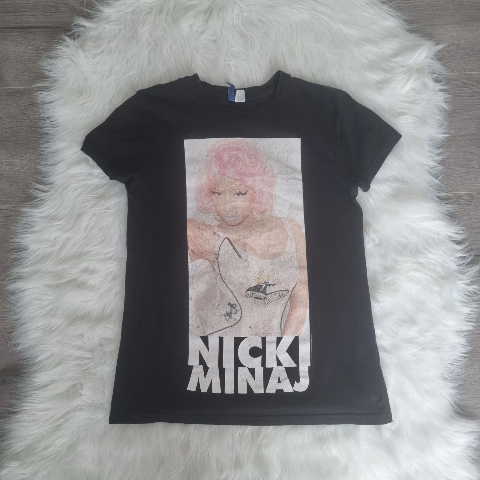 H&M DIVIDED Nicki Minaj Graphic T-Shirt – Zwart met Roze Pruik Graphic – Maat S